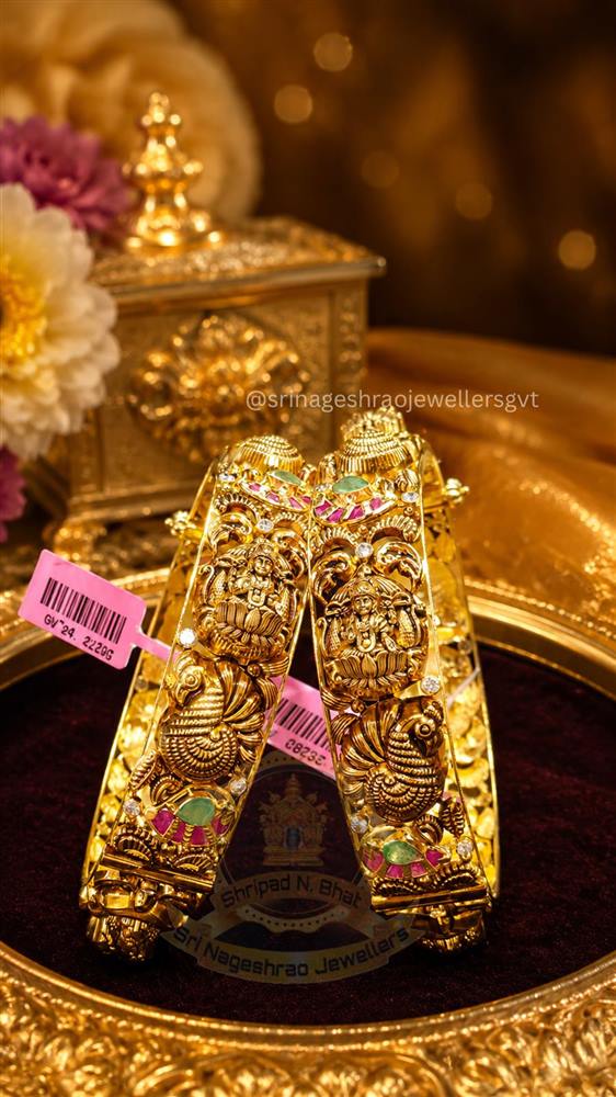 Gold jewellery collection